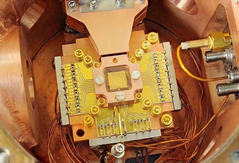 Ion-trap quantum computing chip in gold and copper